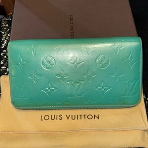 Women’s or Men’s Light Blue Vernis Monogram Zippy Wallet. Comes w box & dust bag